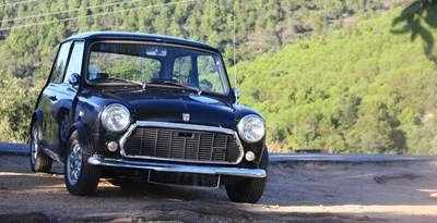 Austin Mini Mayfair noire vue de trois quarts avant