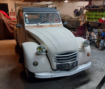 Front view of our grey Citroën 2CV4 in the workshop