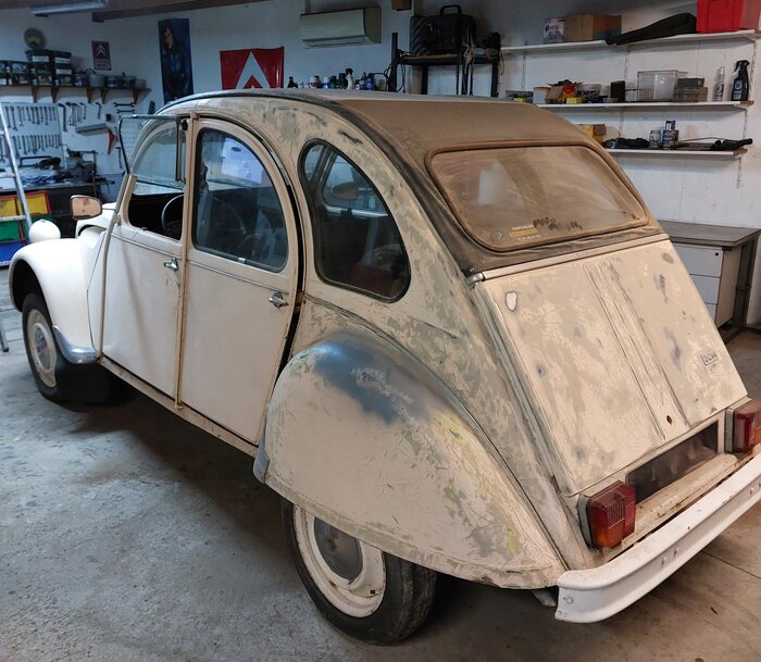 Left-side view of our Citroën 2CV4 in the workshop