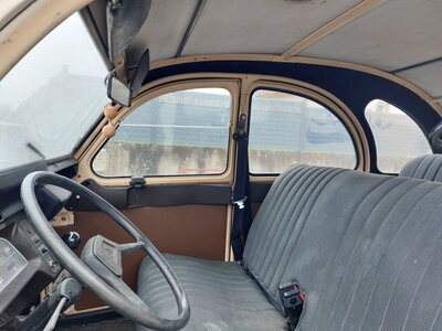 General view of the interior of our Citroën 2CV4