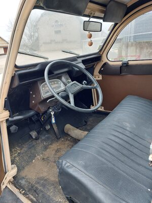 Front cabin of our Citroën 2CV4