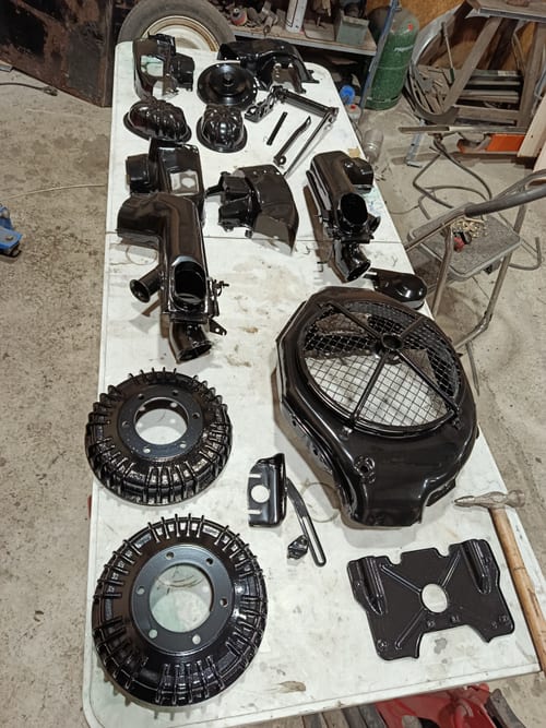 Black-painted mechanical parts prepared for the reassembly of our Citroën 2CV4