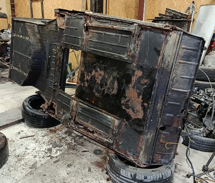 Heavily corroded underside of our Citroën 2CV4 before the floors and sills were rebuilt