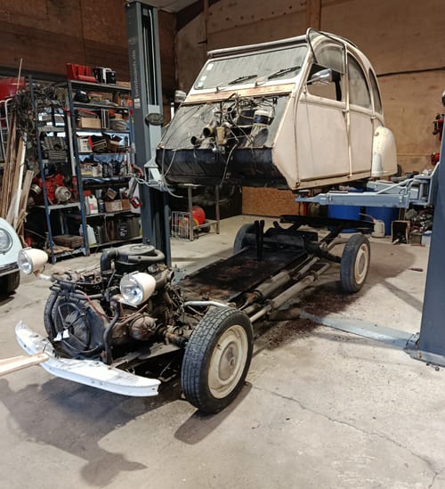 Body shell of our Citroën 2CV4 separated from the chassis on the lift at the SAVA workshop