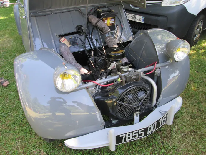 Engine bay of a grey Citroën 2CV type AZ