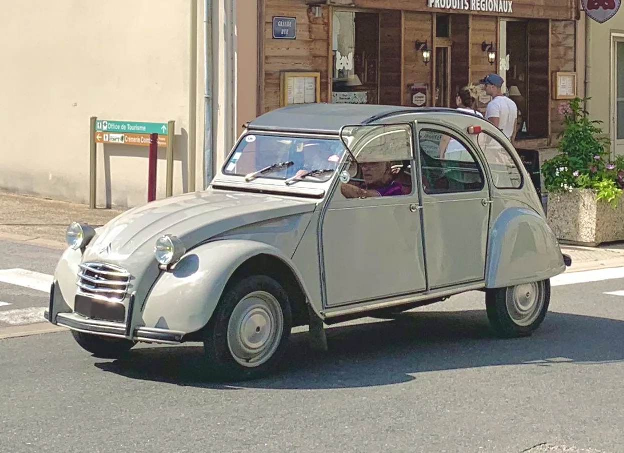 Citroën 2CV AZA ou AZAM des années 1960, vue de trois quarts avant