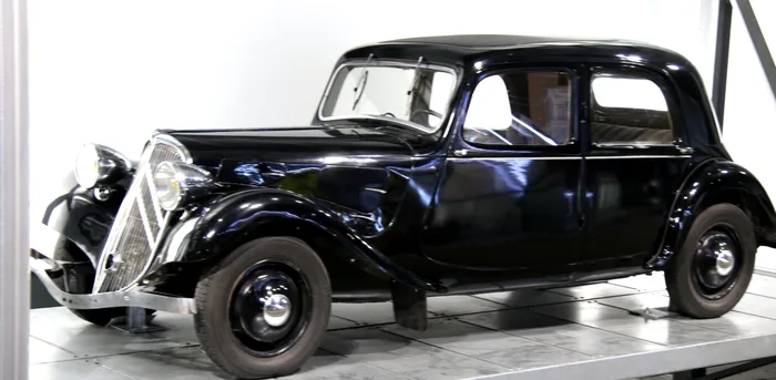Citroën Traction Avant 7A noire de 1934 vue de trois quarts