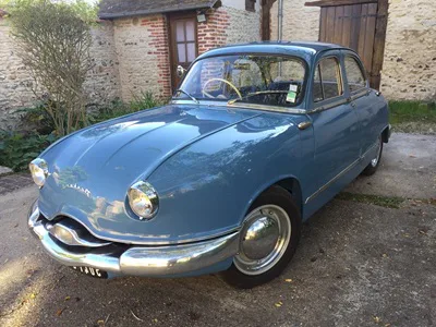 Panhard Dyna Z with its rounded front end