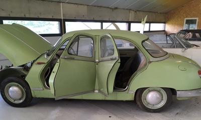 Panhard Dyna Z12 et ses portes suicides