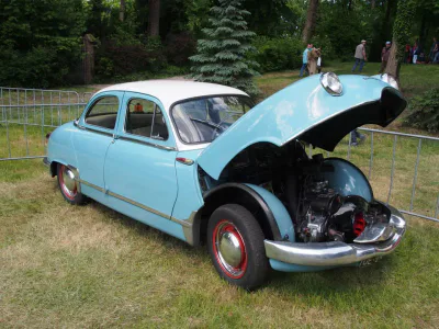 Compartiment moteur d'une Panhard Dyna Z12 capot ouvert