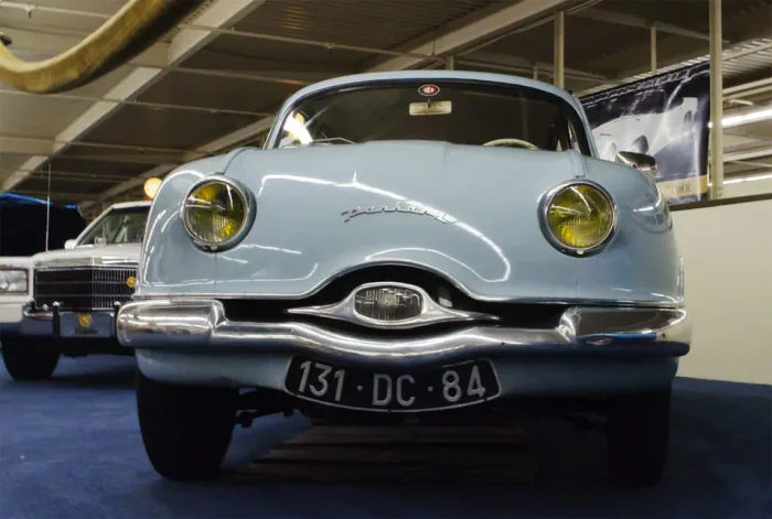Vue avant d'une Panhard Dyna Z de 1957 en configuration francaise
