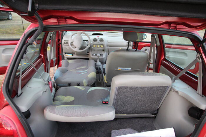 Renault Twingo Phase 2 cabin with the front seats folded into sleeping position