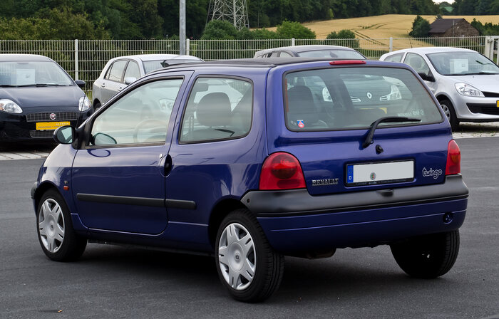 First-generation Renault Twingo Phase 2 seen from a rear three-quarter angle