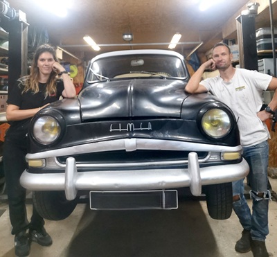 Julien et Laetitia, garage SAVA à Rioz autour de notre Simca Aronde 1300