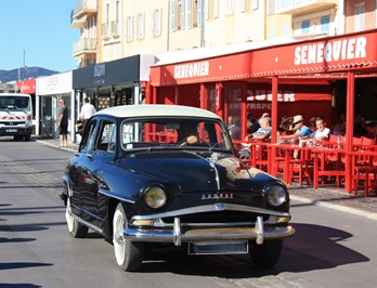 Notre Simca Aronde A90 Elysée devant Sénéquier à Saint-Tropez