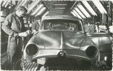 Simca 9 sur une chaîne de montage à l'usine