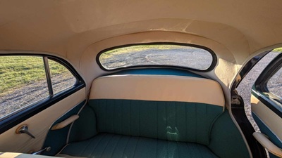 Notre Simca Aronde A90 et son arrière avec sa sellerie refaite par garage SAVA