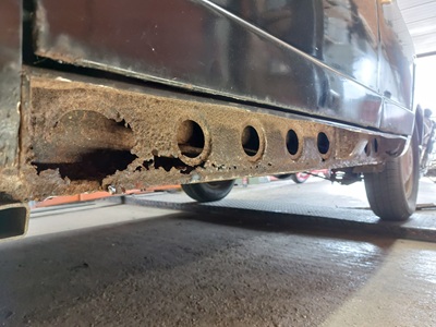 Le bas de caisse rouillé de notre Simca Aronde Elysée