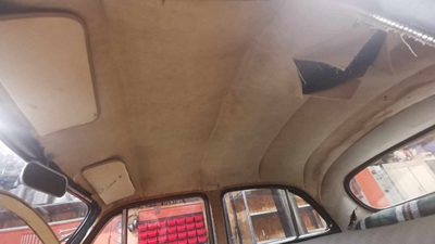 Ciel de toit très abimé de notre Simca Aronde A90