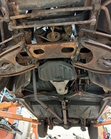 Garage SAVA inspecte le dessous de notre Simca Aronde Elysée A90
