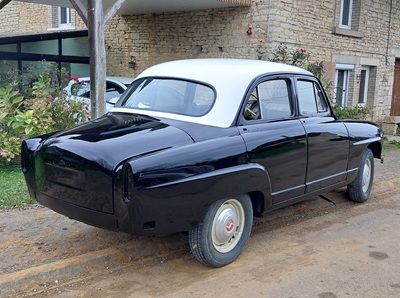 Notre Simca Aronde Elysée brille de sa belle peinture
