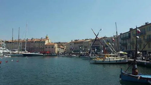 Voiles latines à Saint-Tropez Voiliers à gréement latin dans le port de Saint-Tropez en 2015