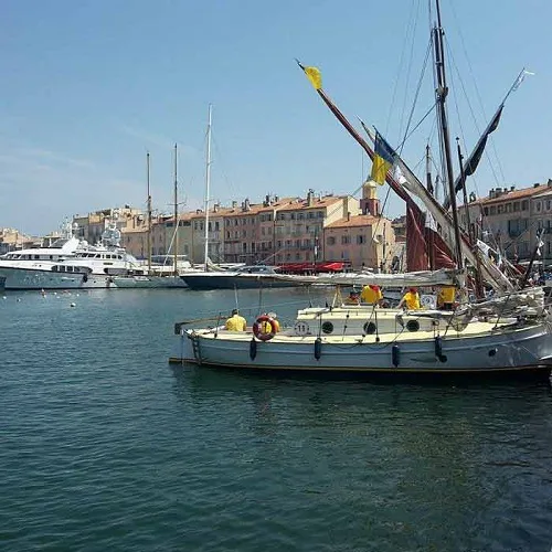 Bateaux à voiles latines Bateaux à voiles latines amarrés à Saint-Tropez en 2015
