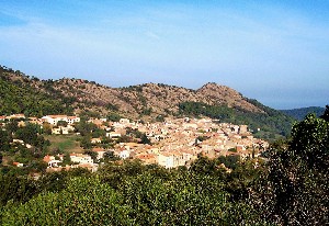 Le village de La Garde-Freinet vu du sentier du Fort