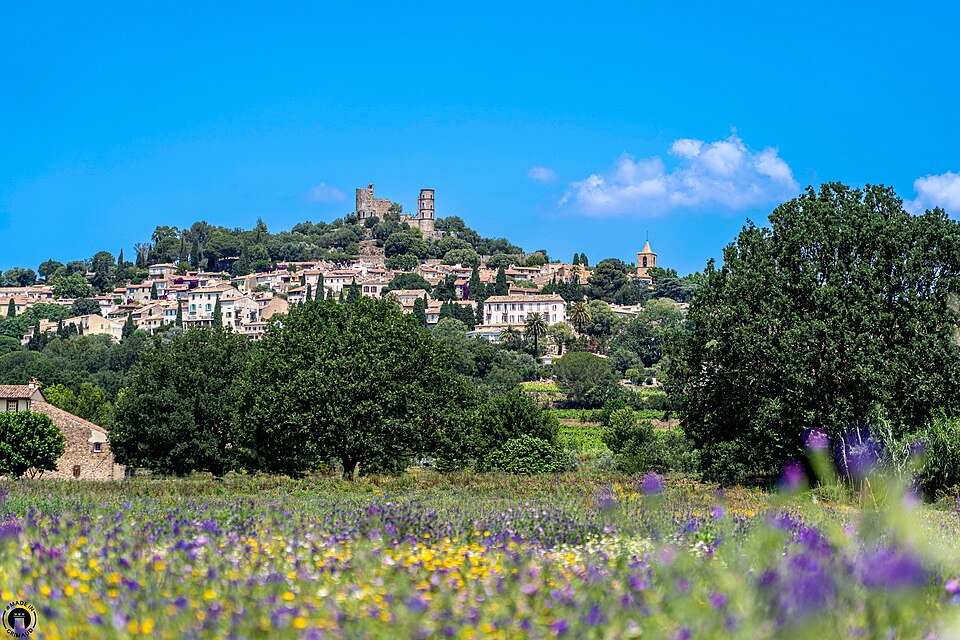 Vue sur le village de Grimaud au printemps