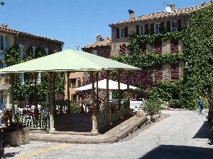 Une bien jolie place à La Garde-Freinet